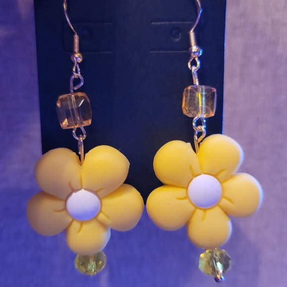Flower Hand crafted earrings in Yellow. - Picture 2 of 5